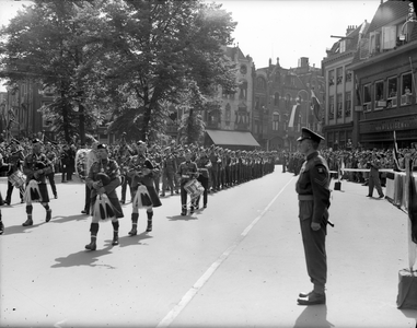 97656 Afbeelding van de parade (Church Parade) op het Janskerkhof te Utrecht na afloop van de plechtige dankdienst in ...